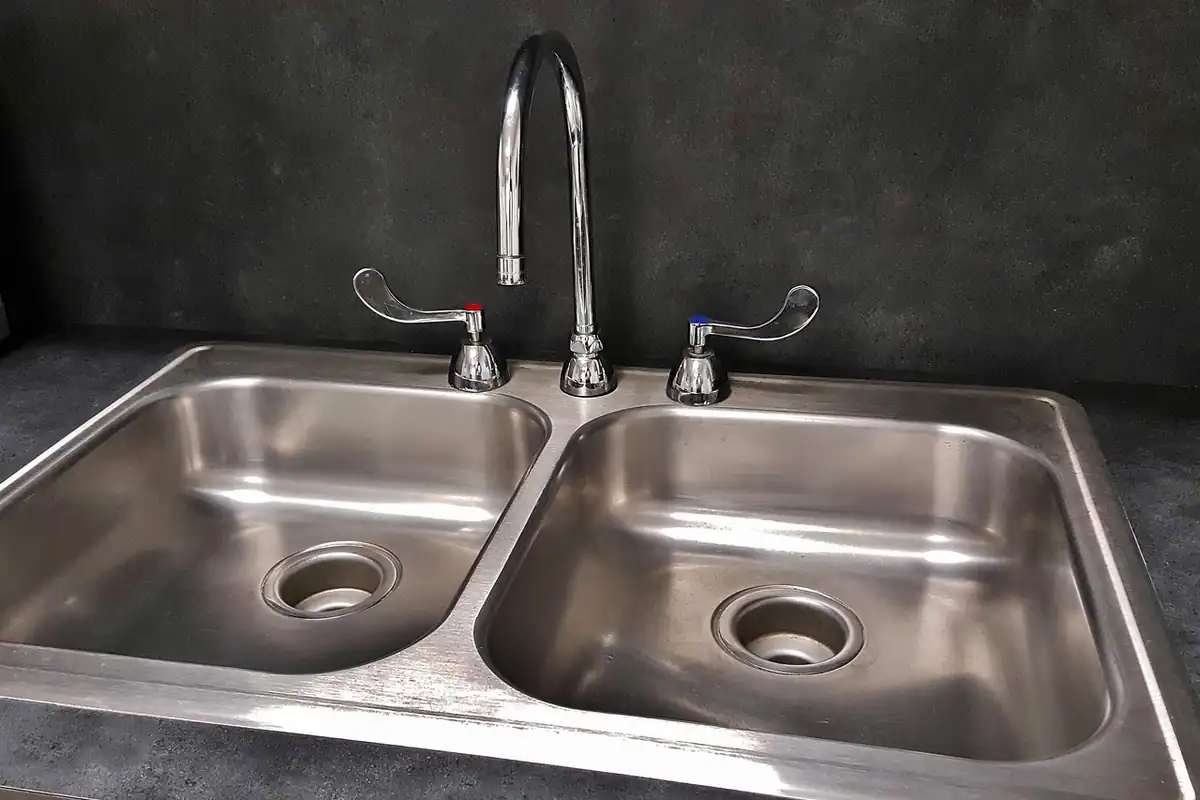 Chiuvetă dublă din inox cu baterie și scurgeri curate