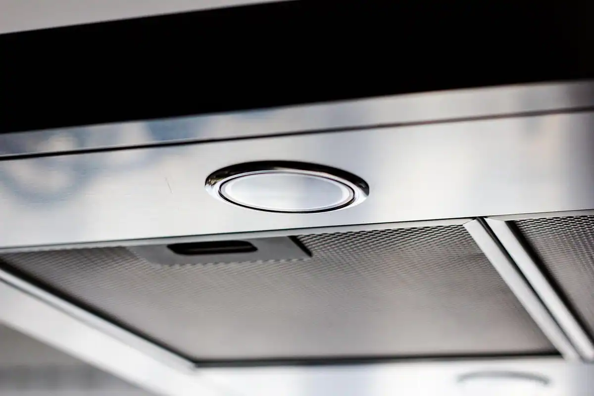 Hotă de bucătărie din inox cu filtre metalice văzută de jos