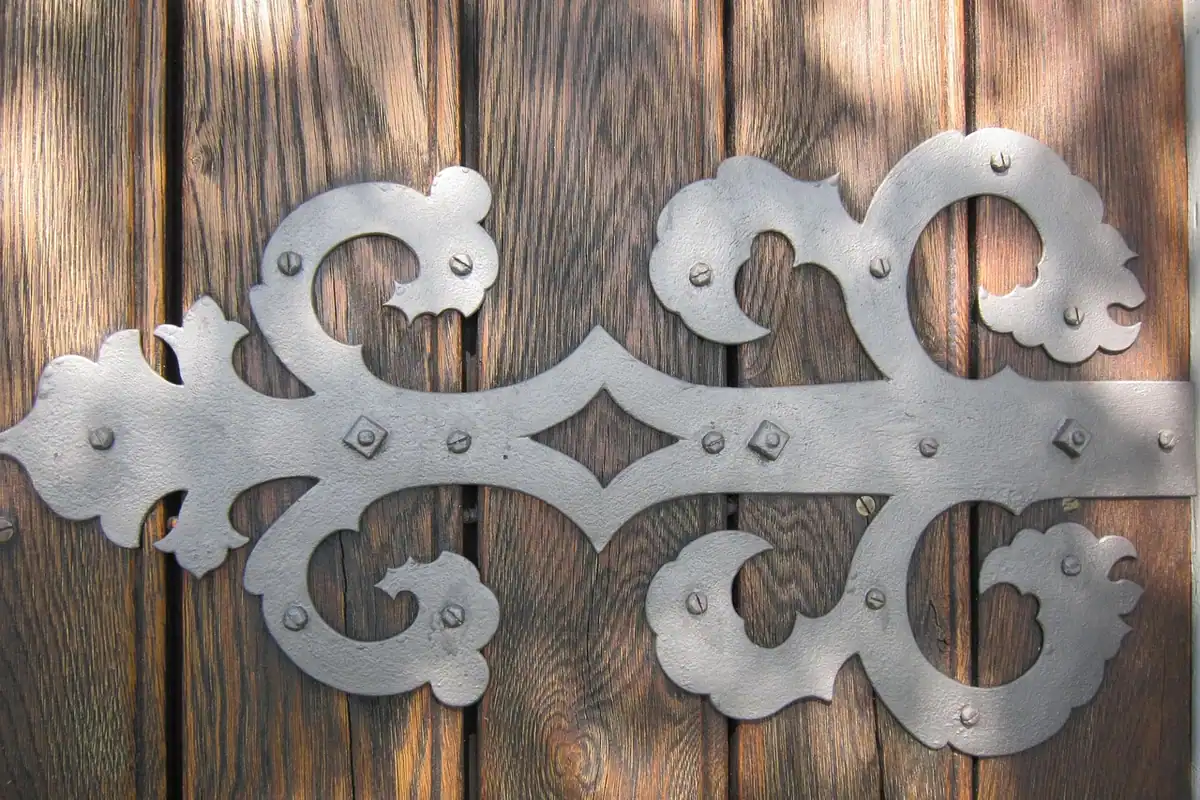 Balama metalică decorativă fixată pe scânduri de lemn